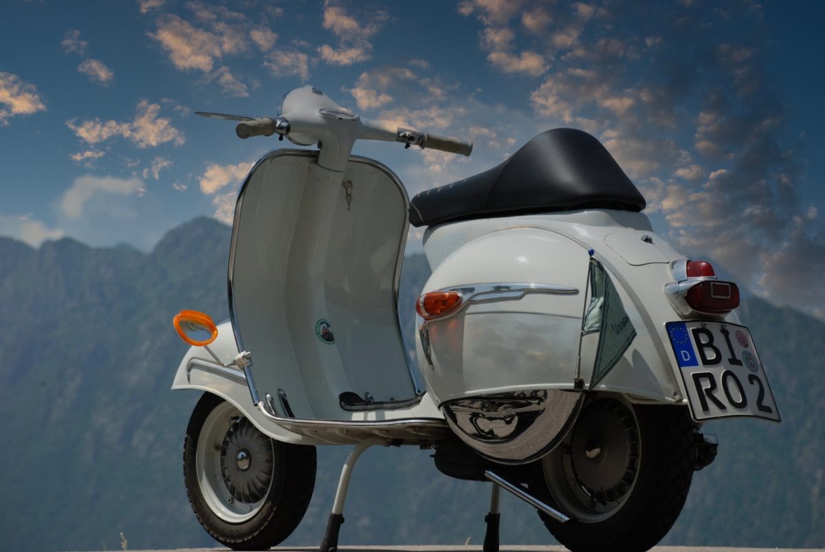 Klassische Vespa Roller bei einer gemeinsamen Ausfahrt