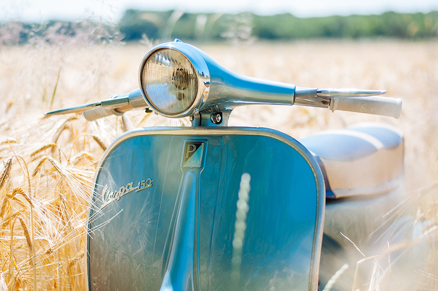 Klassische Vespa Roller bei einem Treffen