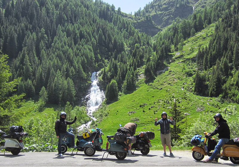Klassische Vespa Roller beim Clubabend